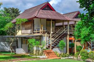 a house with a red roof at Pai Tewdoi Garden ปาย ทิวดอย การ์เด้น in Pai
