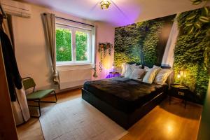 um quarto com uma cama com uma parede de plantas em Jungle House - Maison em Hurtigheim