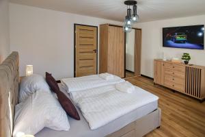1 dormitorio con 2 camas y vestidor en Apartmenty u Šípků OSTRAVA, en Vřesina