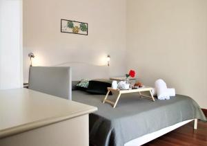 Un dormitorio con una cama y una mesa con flores. en Nuovo Hotel Giardini, en Bra