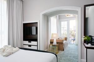 チャールストンにあるThe Spectator Hotelのベッドルーム1室(ベッド1台付)、リビングルームが備わります。