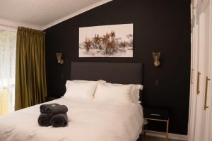 1 dormitorio con 1 cama con 2 toallas en Grace en Pretoria