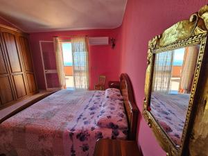 NebidaにあるCasa con magnifica vista mareのベッドルーム(大型ベッド1台、鏡付)