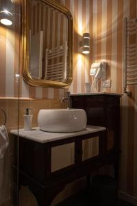 un baño con lavabo y espejo en Casa Verderame, en Palermo 11 fotos más