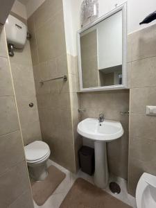 ナポリにあるDa Rosariaのバスルーム(洗面台、トイレ、鏡付)
