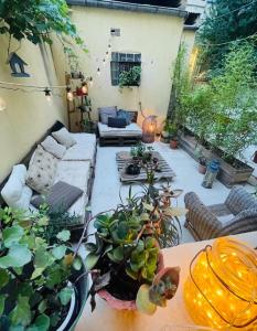 een patio met een bank en een tafel met planten bij c’est la vie… à Marseille in Marseille