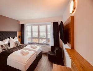 Habitación de hotel con cama y ventana en MiDoma, Self Check-In Hotel, Hannover Messe, en Hannover
