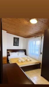 a bedroom with a large bed with a window at Athina Villa in Zilotí