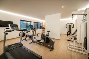 un gimnasio con varias cintas de correr y una cinta de correr en Hotel & Aparthotel Casteau Resort Mons Soignies, en Casteau
