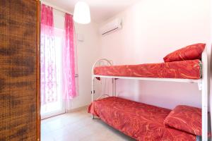 アルカモにあるVilla Giuliaの二段ベッド2台と窓が備わる客室です。