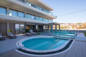 uma piscina no meio de uma casa em Aegean Infinity Deluxe em Limenaria