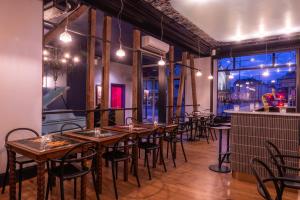 une rangée de tables et de chaises dans un restaurant dans l'établissement LABE Hôtel Tours Centre Gare, à Tours