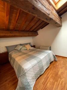 Schlafzimmer mit einem Bett und Holzboden in der Unterkunft Enchanting Verona in Verona