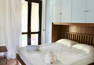 ヴィッラシミーウスにあるVilla Lunaのベッドルーム1室(ベッド1台、タオル2枚付)