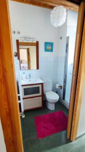bagno con servizi igienici, lavandino e specchio di CASA ZORITAS a Antimio de Arriba