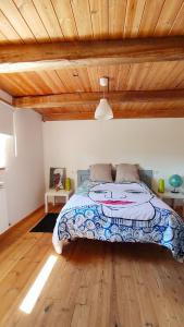 Antimio de Arriba的住宿－CASA ZORITAS，一间卧室设有一张木天花板床。