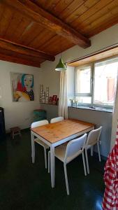 - une salle à manger avec une table et des chaises en bois dans l'établissement CASA ZORITAS, à Antimio de Arriba