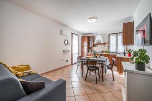 een keuken en een woonkamer met een bank en een tafel bij Casa Agostino Casa con giardino in Casalgrande