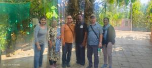 eine Gruppe von Menschen, die vor einem Baum stehen in der Unterkunft Spice Villa Thekkady in Thekkady