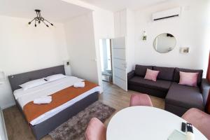 1 dormitorio con 1 cama y 1 sofá en Gajeva Rooms SELF CHECK-IN, en Virovitica