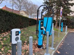 une rangée de machines à attaque ponctuelle sur le côté d'une route dans l'établissement Hotel Arc-En-Ciel Colmar Contact Hotel, à Colmar