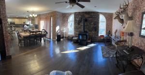 sala de estar con suelo de madera y comedor en Poconos Lake harmony Jackfrost ski Pocono Raceway Camelback ski Mount Airy Lodge, en Albrightsville