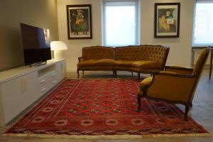 uma sala de estar com dois sofás e uma televisão em APARTMENT ON THE SQUARE em Roma