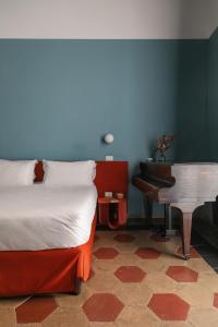 A bed or beds in a room at Passepartout