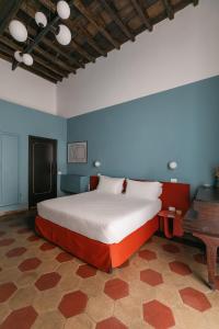 A bed or beds in a room at Passepartout