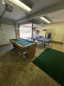 un garaje con dos mesas de ping pong. en Poconos Lake harmony Jackfrost ski Pocono Raceway Camelback ski Mount Airy Lodge, en Albrightsville