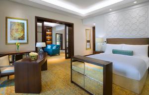 Postel nebo postele na pokoji v ubytování The Ritz-Carlton, Dubai