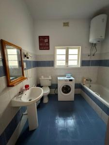 y baño con lavabo y lavadora. en Paradise 1 en Żebbuġ