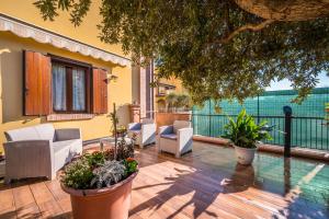d'une terrasse avec des chaises et des plantes sur un balcon. dans l'établissement Casa Agostino Casa con giardino, à Casalgrande