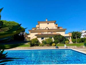 a house with a swimming pool in front of a building at Stil Mar Anna Blue - by Apartamentos Stil Mar Anna in L'Escala +36 photos
