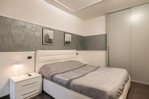 1 dormitorio con cama, mesita de noche y cama sidx sidx sidx sidx sidx en Franciacorta Family Friendly, en Adro