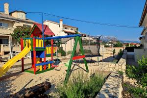 - une aire de jeux colorée dans le sable dans l'établissement Apartments Frankić, à Rab