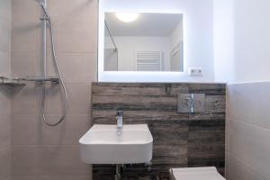 ein Badezimmer mit Waschbecken und Spiegel in der Unterkunft Möwennest in Schilksee