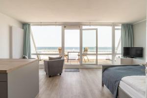 ein Schlafzimmer mit Bett und Blick auf das Meer in der Unterkunft Möwennest in Schilksee