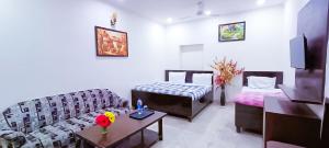 Ένα ή περισσότερα κρεβάτια σε δωμάτιο στο Hotel Tom International - Near Nizamuddin Railway Station