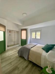 1 dormitorio con 1 cama grande con detalles verdes en Macaronesia Home en Santa Cruz de Tenerife