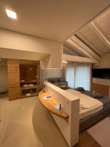 - une grande chambre avec un lit et un canapé dans l'établissement Agriturismo Vedova, à Valdobbiadene