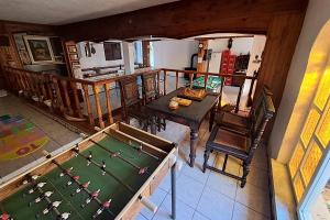 ラブにあるApartments Frankićのビリヤード台付きの客室のオーバーヘッドビュー +44枚の写真