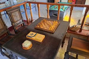 ラブにあるApartments Frankićのテーブルの上のチェス盤