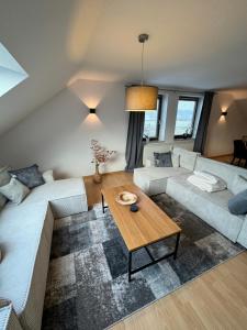 a living room with a couch and a table at *ALL NEW* Exklusive DG-Wohnung, Gemütlich & Modern 