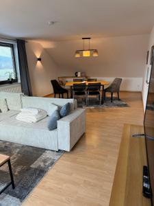 的住宿－*ALL NEW* Exklusive DG-Wohnung, Gemütlich & Modern，客厅配有沙发和桌子