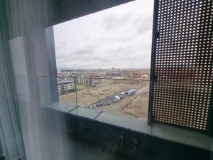 uitzicht op de stad vanuit een raam van een gebouw bij Mona Living in Sofia