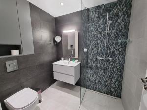 索非亞的住宿－Mona Living，浴室配有卫生间、盥洗盆和淋浴。