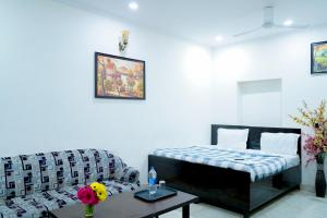 Ένα ή περισσότερα κρεβάτια σε δωμάτιο στο Hotel Tom International - Near Nizamuddin Railway Station