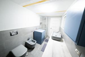 baño con aseo, lavabo y urinario en Princi House, en Benevento