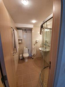 łazienka z toaletą i umywalką w obiekcie Apartment with Sea View in Obzor Beach w Obzorze